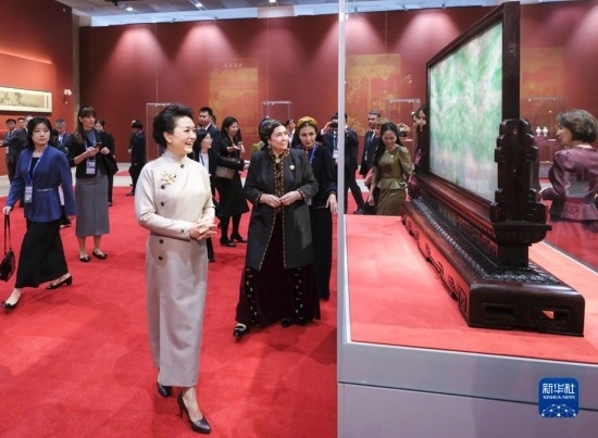  10月18日上午，國家主席習近平夫人彭麗媛邀請出席第三屆“一帶一路”國際合作高峰論壇的外方領導人夫人參觀中國工藝美術館（中國非物質文化遺產(chǎn)館）。這是彭麗媛同外方領導人夫人參觀展品。新華社記者 丁林 攝