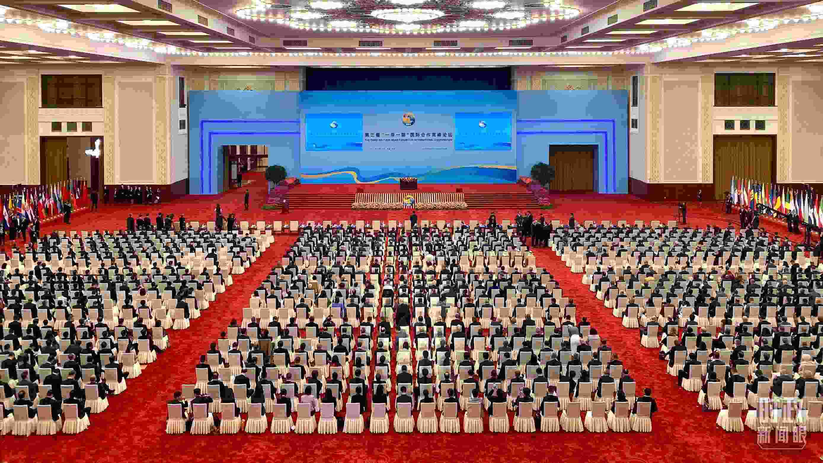 △人民大會堂宴會廳。這是開幕式之前的現(xiàn)場。（總臺央視記者李增仁拍攝）