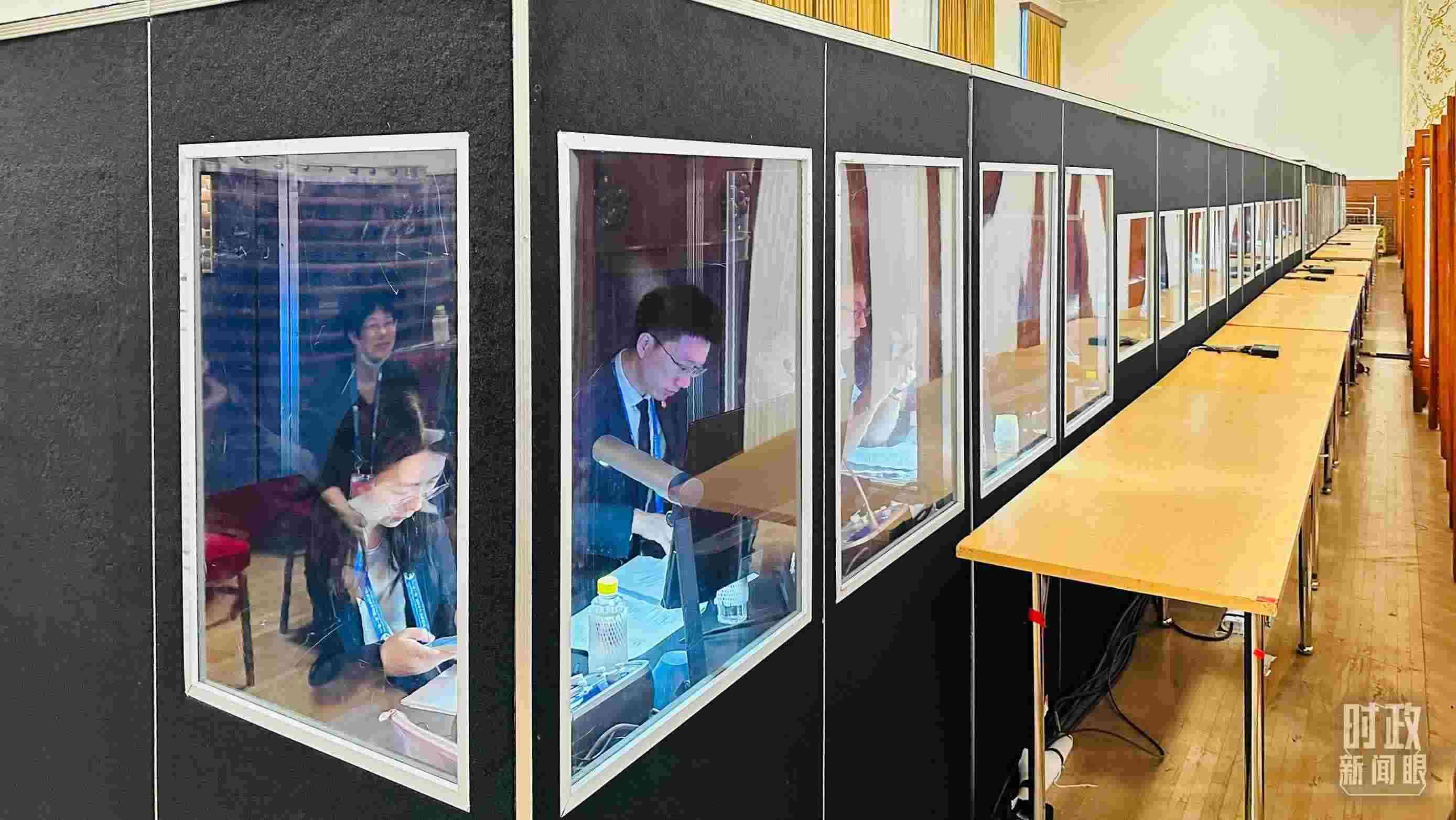 △開幕式現(xiàn)場的多語種同傳間。（總臺國廣記者時冉拍攝）