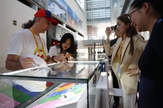 10月16日，參會記者在“一帶一路”國際合作高峰論壇新聞中心參觀展示的中國非物質(zhì)文化遺產(chǎn)展品。新華社記者 陳斌 攝