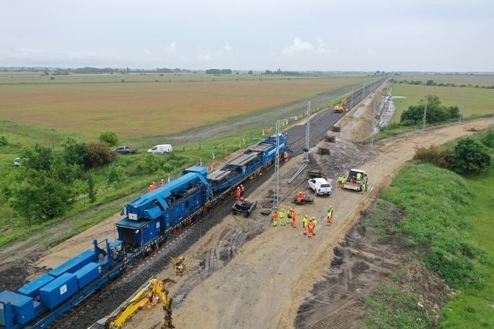 這是匈塞鐵路匈牙利段孔圣米克洛什-陶什站施工現(xiàn)場（5月30日攝，無人機(jī)照片）。新華社發(fā)（中國中鐵匈塞鐵路項(xiàng)目經(jīng)理部供圖）