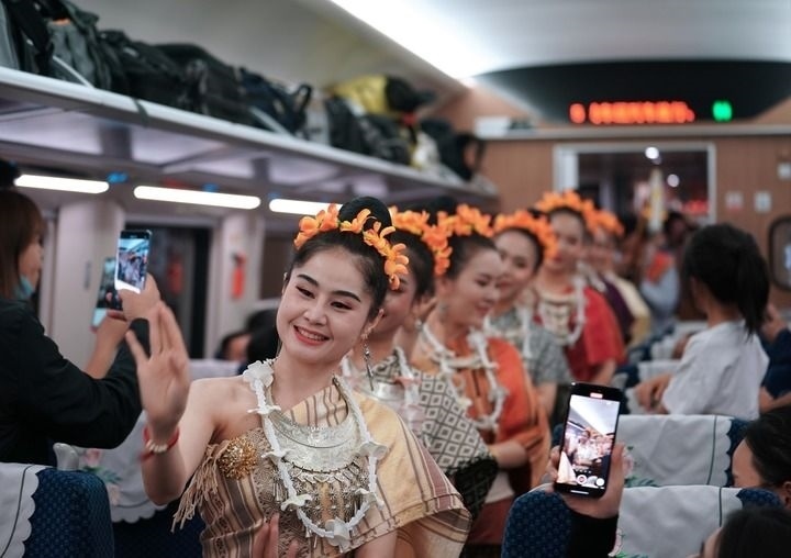 老撾工作人員在中老鐵路上開行的D887次國際旅客列車上表演（4月13日攝）。新華社記者 邢廣利 攝