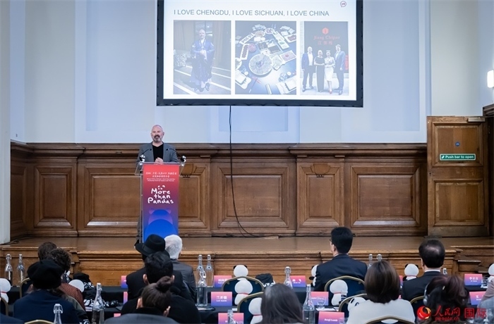 英國(guó)群英創(chuàng)意全球首席執(zhí)行官杰米·撒杰特在現(xiàn)場(chǎng)發(fā)言，分享如何進(jìn)一步提升四川旅游的國(guó)際影響力、吸引更多的英國(guó)游客。人民網(wǎng) 郭錦標(biāo)攝