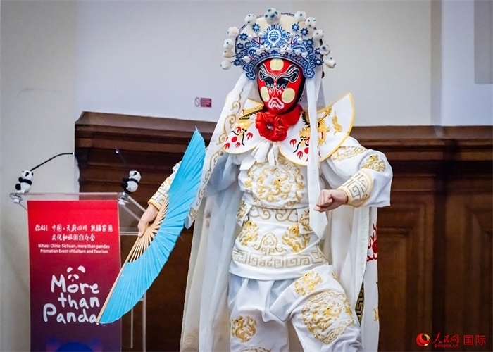 川劇絕活變臉表演。人民網(wǎng) 郭錦標(biāo)攝