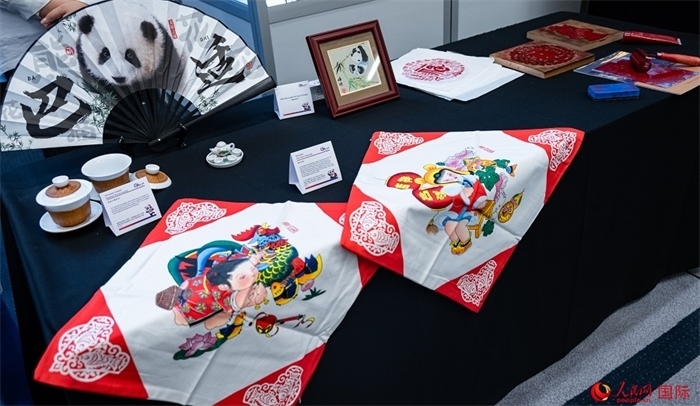 活動(dòng)現(xiàn)場(chǎng)的現(xiàn)場(chǎng)文創(chuàng)展、互動(dòng)體驗(yàn)區(qū)、非遺區(qū)展示。人民網(wǎng) 郭錦標(biāo)攝