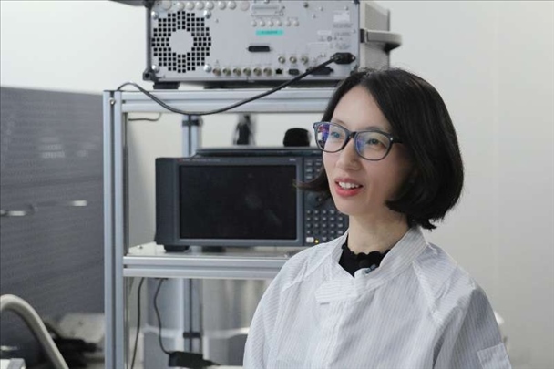 李婧在中國(guó)科學(xué)院紫金山天文臺(tái)毫米波和亞毫米波技術(shù)實(shí)驗(yàn)室。（受訪者供圖）