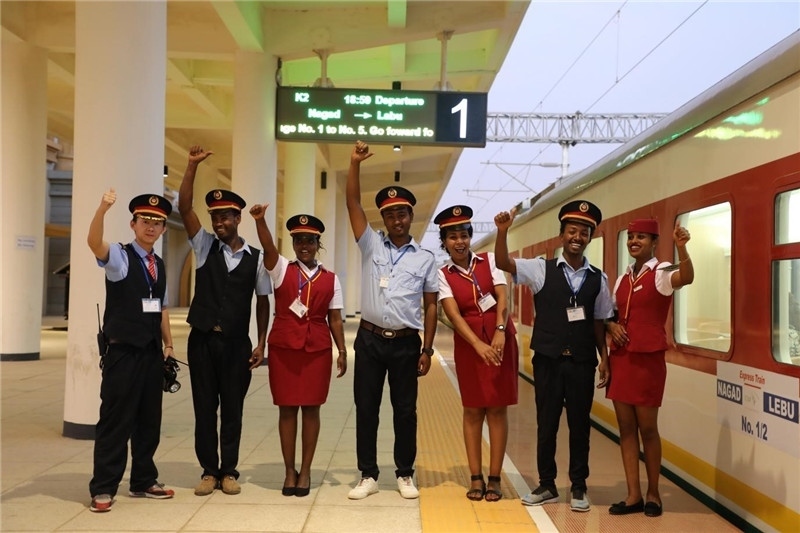 中埃員工組成的亞吉鐵路運(yùn)營(yíng)團(tuán)隊(duì)。 中國土木工程集團(tuán)有限公司供圖