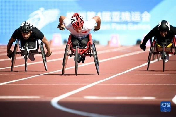 10月23日，中國選手龔文浩（左二）在杭州第4屆亞殘運會男子100米-T34決賽的比賽中。他以15秒55的成績獲得該項目銀牌。新華社記者 江漢攝