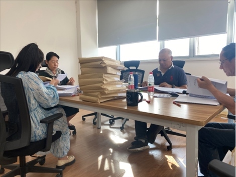 北京交通大學退休教師田立年與當?shù)貛熒谝黄?。校方供圖