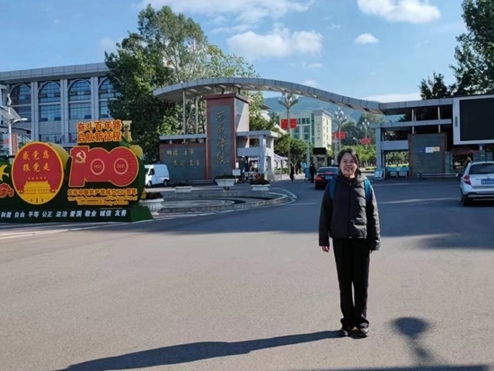 北京交通大學退休教師李唐軍在西昌學院。校方供圖