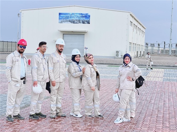 部分伊拉克員工合影。中國石油工程建設(shè)有限公司供圖