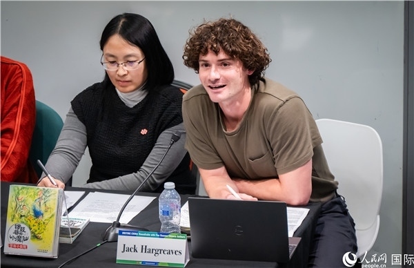 4、英國(guó)漢學(xué)家沈如風(fēng)對(duì)中國(guó)文學(xué)譯作的未來充滿期待。郭錦標(biāo)攝