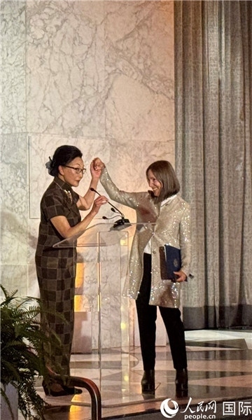 加州副州長(zhǎng)康伊蓮為方李邦琴獲獎(jiǎng)致辭。人民網(wǎng)記者 鄧圩攝