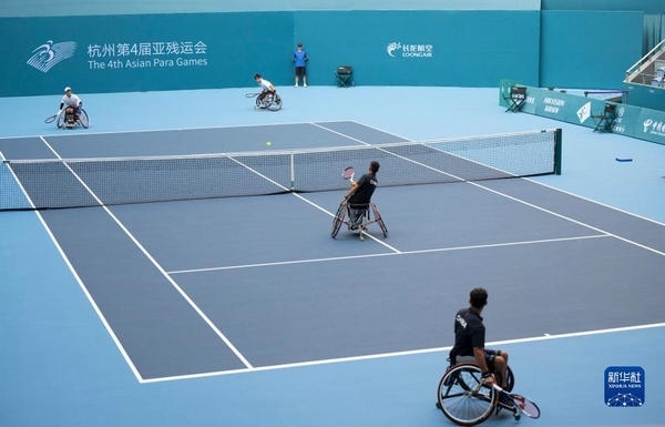 10月24日，在杭州第4屆亞殘運(yùn)會(huì)輪椅網(wǎng)球男子雙打1/4決賽中，中國組合董順江/紀(jì)珍旭以0比2不敵韓國組合任浩元/韓成奉，無緣半決賽。圖為董順江（右二）/紀(jì)珍旭（右一）在比賽中。新華社記者 才揚(yáng)攝