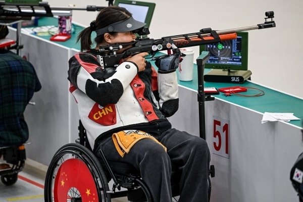 10月23日，杭州第4屆亞殘運(yùn)會(huì)射擊(R2)SH1級(jí)女子10米氣步槍立射資格賽舉行。圖為中國隊(duì)選手張翠平在比賽中。圖片來源：杭州亞殘組委