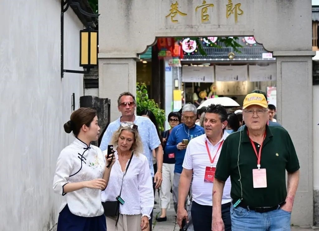 △2023年6月27日，“鼓嶺之友”部分成員和中美各界人士在福建福州南后街三坊七巷參觀訪問。