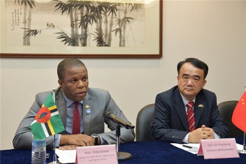 多公共工程部部長(zhǎng)格蘭特（左一）向與會(huì)記者介紹赴華參會(huì)情況。駐多米尼克使館供圖