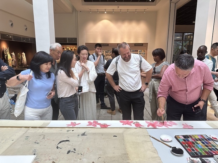 首屆國際傳播“絲路獎”獲獎代表等在廣州市荔灣區(qū)永慶坊參加文化交流活動。楊爍壁、王燕攝影報道