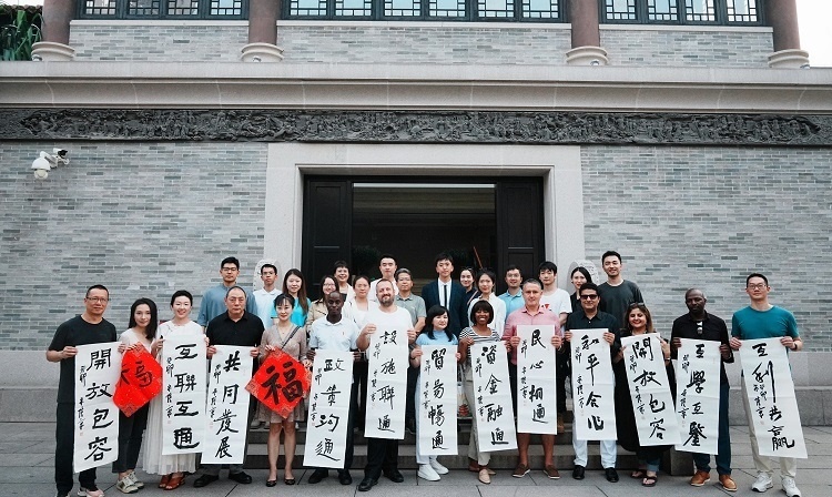 首屆國際傳播“絲路獎”獲獎代表等在廣州市荔灣區(qū)永慶坊參加文化交流活動。楊爍壁、王燕攝影報道