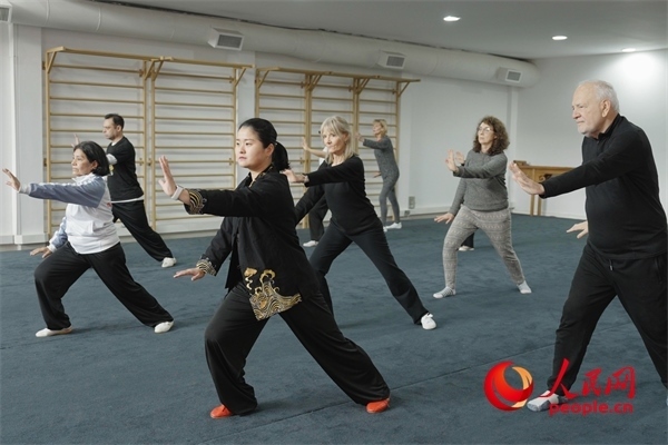 阿根廷武術(shù)俱樂部協(xié)會副會長陳敏正在教學。人民網(wǎng)記者 張若涵攝