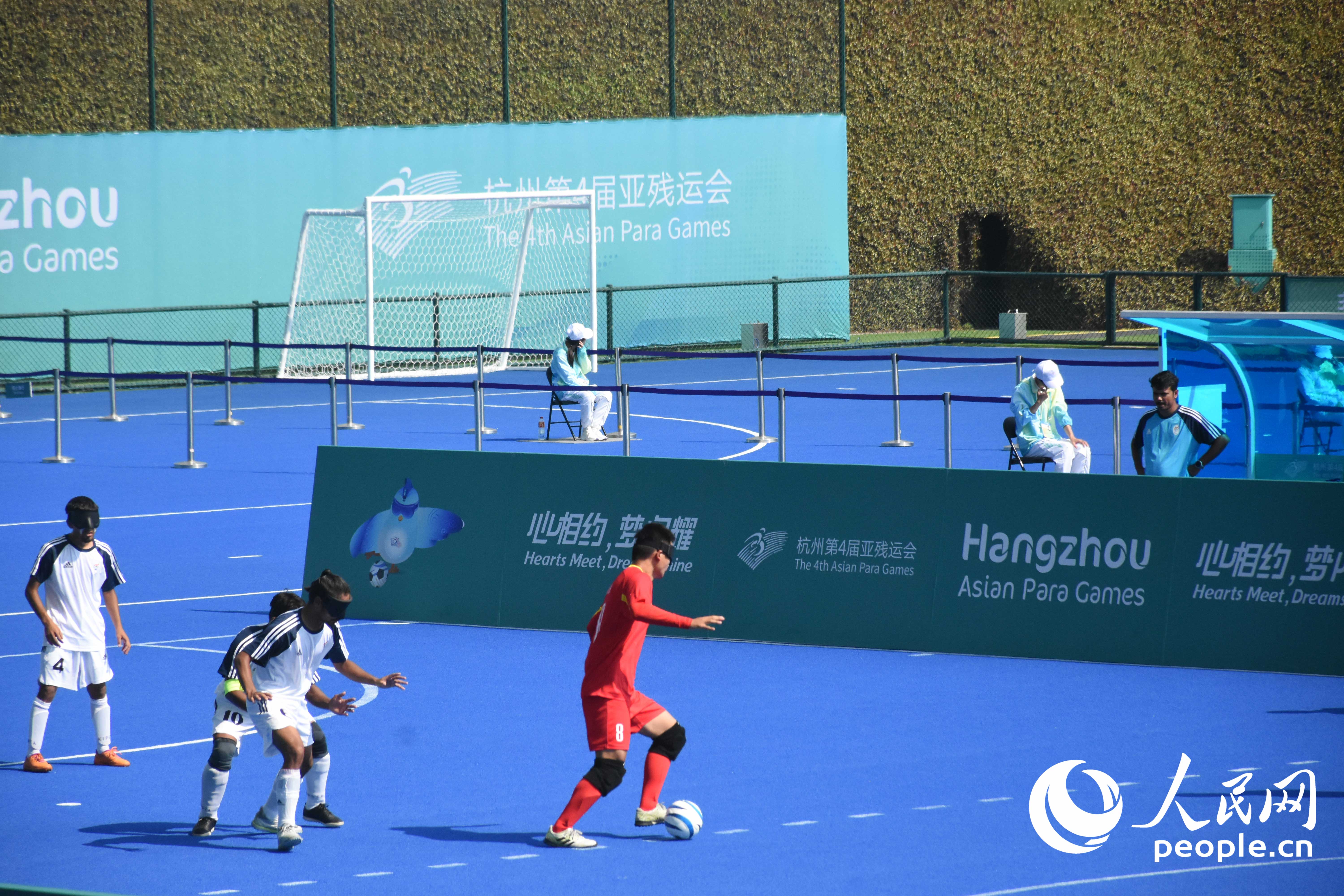 盲人足球比賽進(jìn)行中，賽場(chǎng)周?chē)刑刂茡醢?。人民網(wǎng) 周靜圓攝