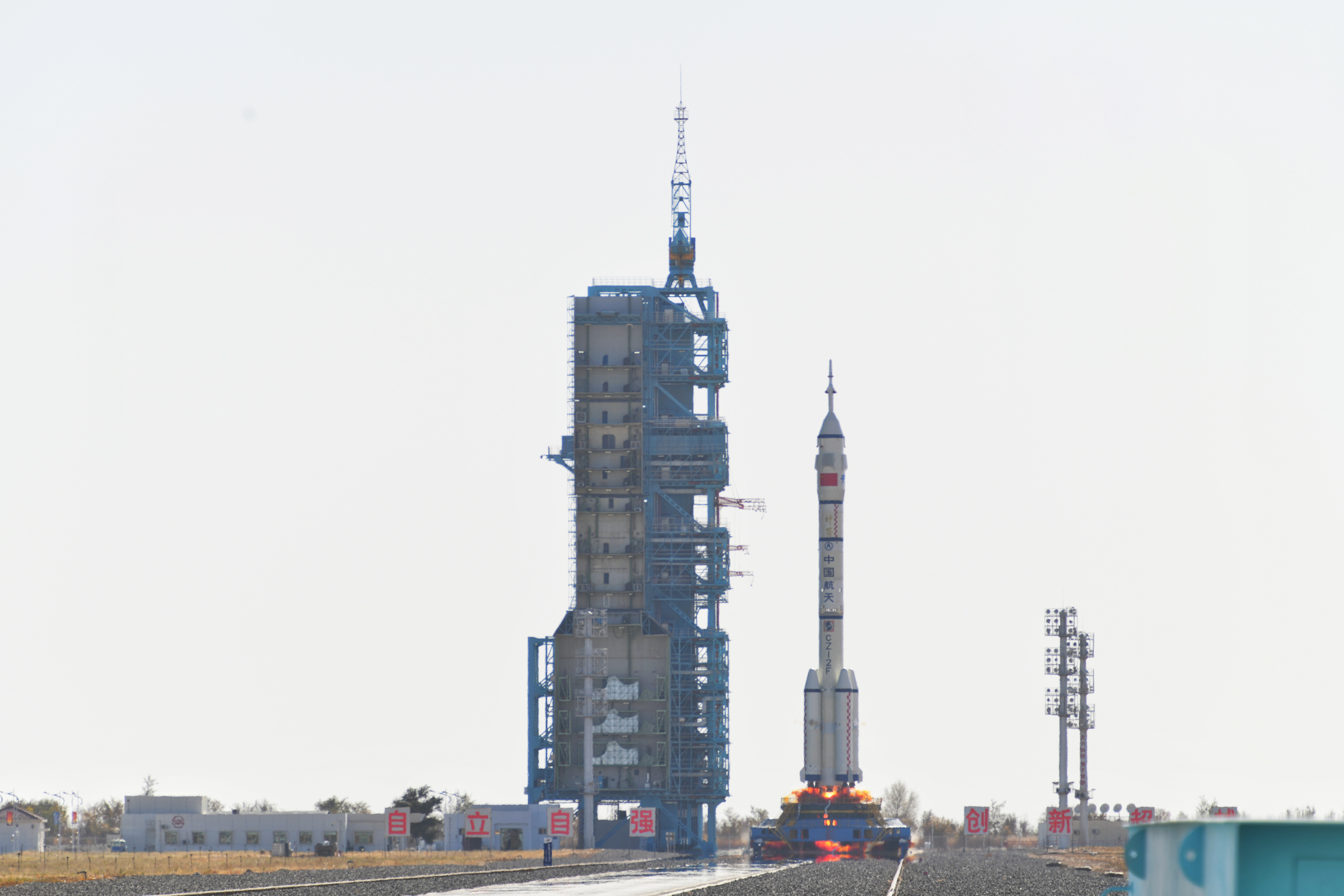 神舟十七號(hào)載人飛船發(fā)射升空震撼瞬間。人民網(wǎng) 張啟川攝