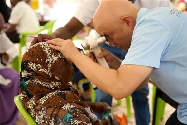 醫(yī)療隊(duì)為當(dāng)?shù)鼗颊吡x診。中國援桑醫(yī)療隊(duì)供圖