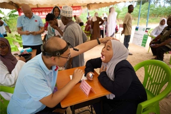 醫(yī)療隊(duì)為當(dāng)?shù)鼗颊吡x診。中國援桑醫(yī)療隊(duì)供圖