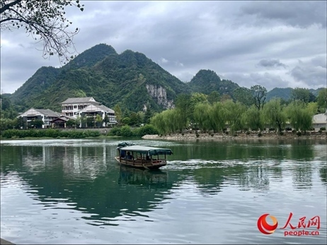 秋日的邊城鎮(zhèn)，青山滴翠、碧水含情。人民網(wǎng) 周靜圓攝