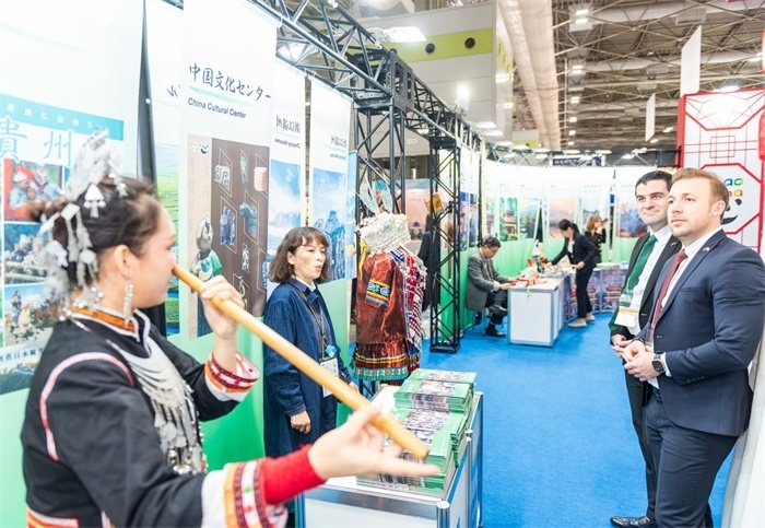 日本國(guó)際旅游博覽會(huì)中國(guó)展館的黎族非遺項(xiàng)目“鼻簫”表演。圖片由中國(guó)駐東京旅游辦事處提供