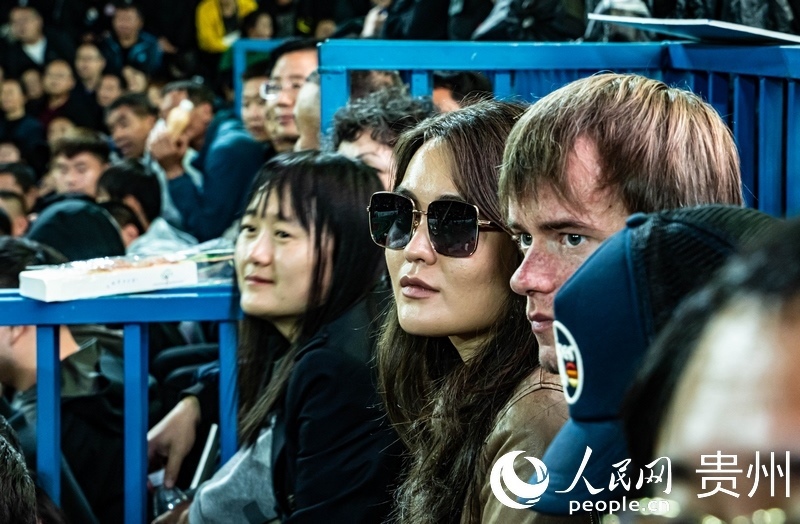 外媒記者走進(jìn)“村BA”決賽現(xiàn)場(chǎng)觀看比賽。人民網(wǎng) 陽(yáng)茜 攝