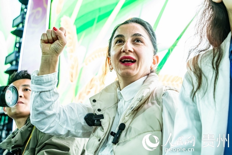 外媒記者在現(xiàn)場(chǎng)吶喊助威。人民網(wǎng) 陽(yáng)茜攝