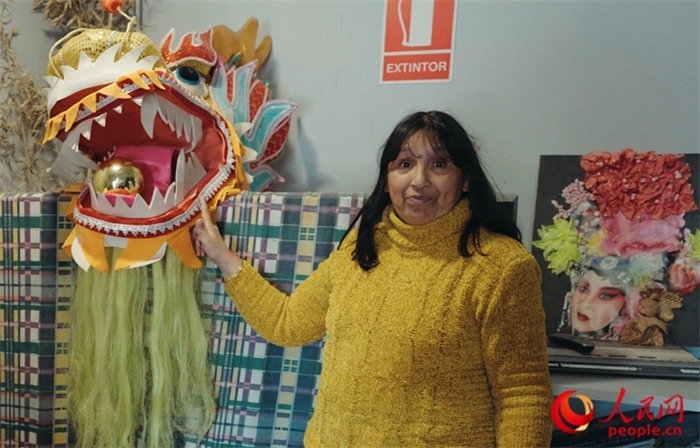 “熊貓閱覽室”一角。盧漢·梅洛為記者展示大使館贈(zèng)送的龍頭。人民網(wǎng)記者 張若涵攝