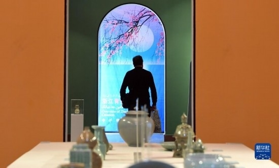 10月30日，人們在伊朗德黑蘭伊朗國家藝術(shù)科學(xué)院觀看展出的展品。新華社記者 沙達(dá)提 攝