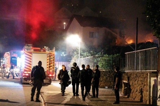  10月29日，在以色列北部城市謝莫納，以軍士兵和急救人員在一處被火箭彈擊中的現場執(zhí)勤。新華社發(fā)（阿亞爾·馬爾戈林攝/基尼圖片社）