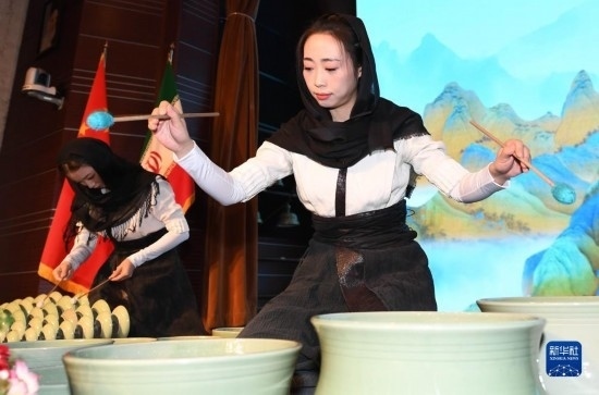 10月30日，演員在伊朗德黑蘭伊朗國家藝術(shù)科學(xué)院舉行的“青風(fēng)海上來”浙江青瓷巡禮開幕式暨“萬象中國·天下寧波”寧波文旅推介會開幕式上表演。新華社記者 沙達(dá)提 攝
