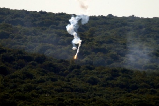 10月28日，閃光彈落在黎巴嫩納古拉樹林中燃起濃煙。新華社發(fā)（阿里·哈希紹攝）