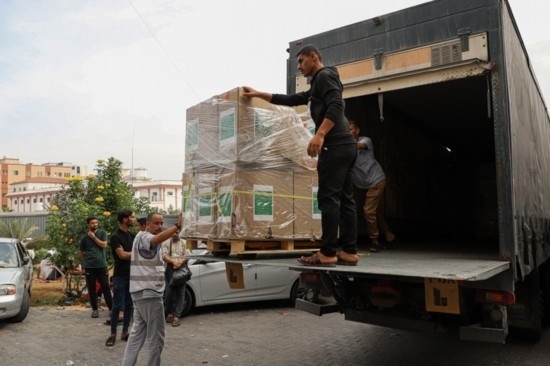  10月29日，工作人員在加沙地帶南部城市汗尤尼斯的一家醫(yī)院搬運醫(yī)療援助物資。新華社發(fā)（里澤克·阿卜杜勒賈瓦德攝）