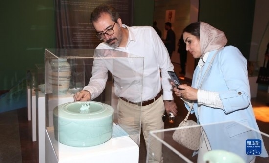 10月30日，人們在伊朗德黑蘭伊朗國家藝術(shù)科學(xué)院觀看展出的展品。新華社記者 沙達(dá)提 攝