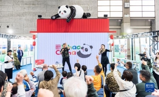  10月29日，游客在日本大阪國際會(huì)展中心中國館參與中國旅游知識(shí)問答活動(dòng)。新華社發(fā)（中國駐大阪旅游辦事處供圖）