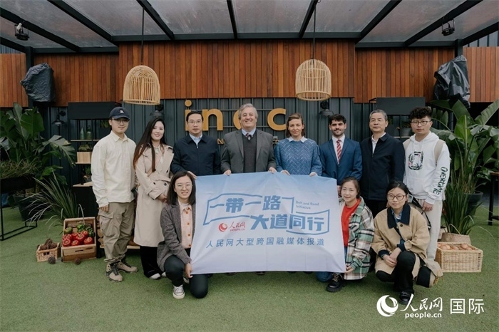 在烏拉圭第118屆普拉多牧農(nóng)業(yè)國(guó)際博覽會(huì)上，烏拉圭國(guó)家肉類協(xié)會(huì)主席與人民網(wǎng)記者合影。人民網(wǎng)記者 張若涵攝