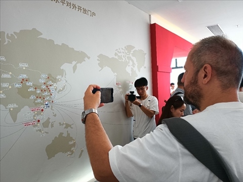 來自波黑的法魯克·博里奇用手機記錄廣州港可以通達到的世界城市與地區(qū)。石青川 攝