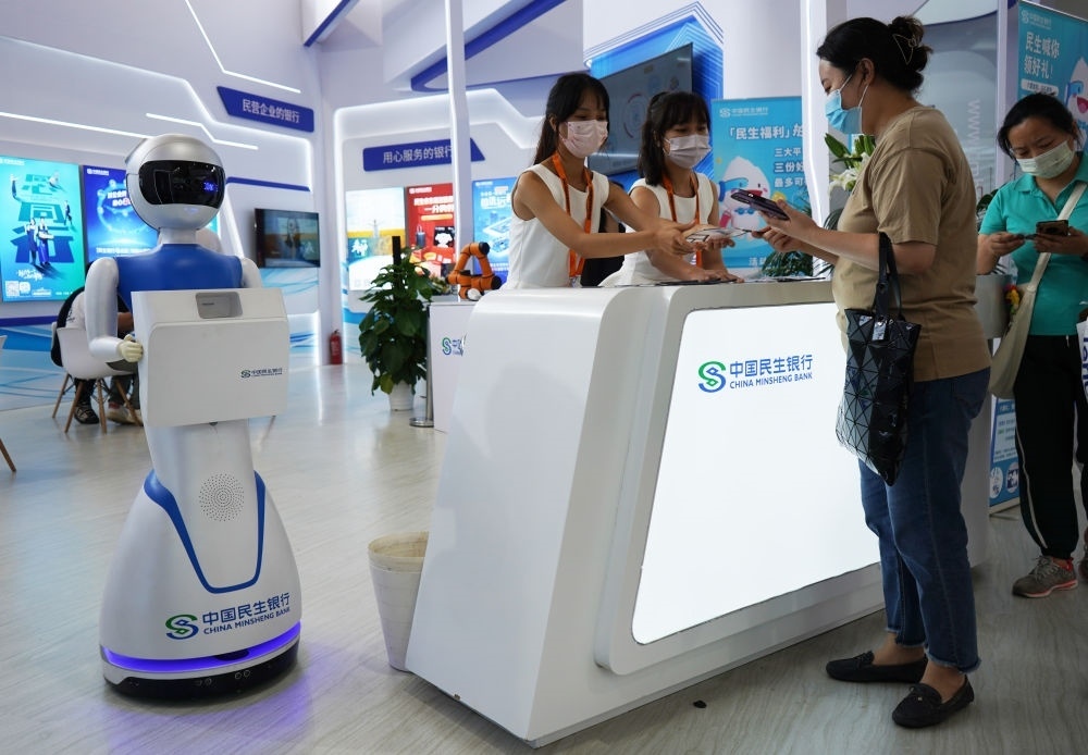 2022年9月4日，在服貿(mào)會首鋼園區(qū)金融服務(wù)專題展上，參觀者在中國民生銀行展臺咨詢金融業(yè)務(wù)。新華社記者 金皓原 攝