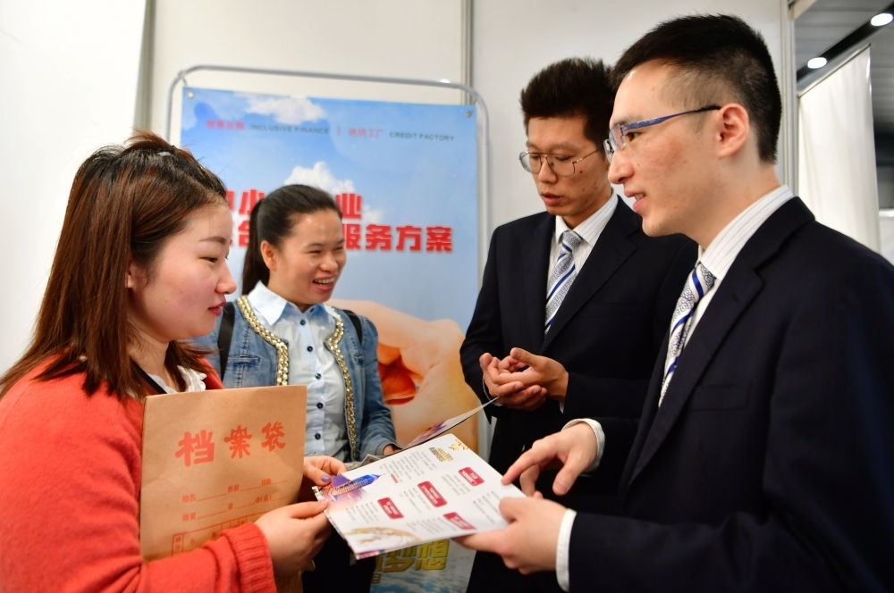 2019年5月9日，兩名鞋業(yè)公司的工作人員（左一和左二）向銀行工作人員咨詢中小微企業(yè)金融服務(wù)方案細則。當日，福建自貿(mào)區(qū)福州片區(qū)稅企銀三方對接會在馬尾基金小鎮(zhèn)舉辦，來自傳統(tǒng)制造業(yè)、物聯(lián)網(wǎng)和電子商務(wù)等行業(yè)的企業(yè)代表參加對接會。新華社記者 魏培全 攝