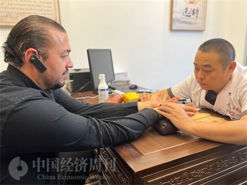  （外媒記者走進(jìn)中醫(yī)堂，問(wèn)診中醫(yī)名師。中國(guó)經(jīng)濟(jì)周刊記者 郭志強(qiáng)攝）