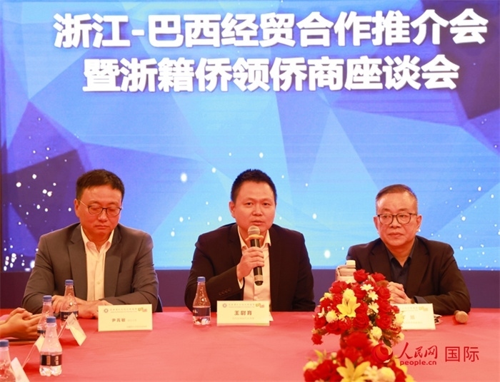 中國駐里約代總領(lǐng)事王尉育（中）在活動(dòng)中致辭。人民網(wǎng)記者 陳海琪攝