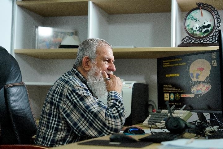 10月31日，古巴科學(xué)家裴德樂(lè)在電子科技大學(xué)做科研。