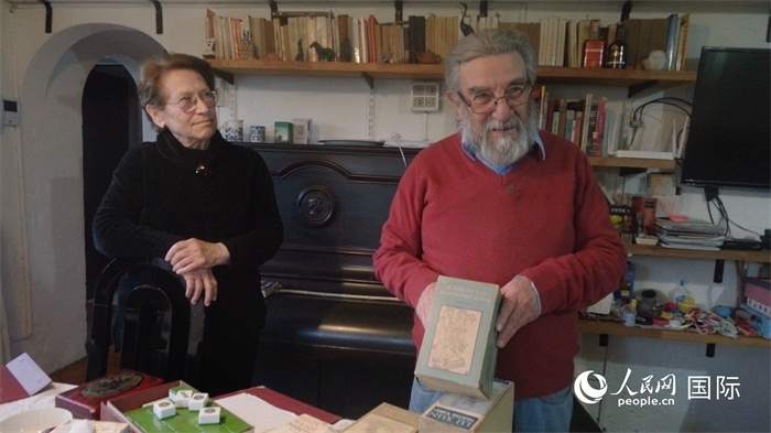 艾麗西亞·奧夫雷貢（左）和馬里奧·帕佐斯向記者展示家中收藏的西班牙語版《紅樓夢》。人民網(wǎng)記者 張若涵攝