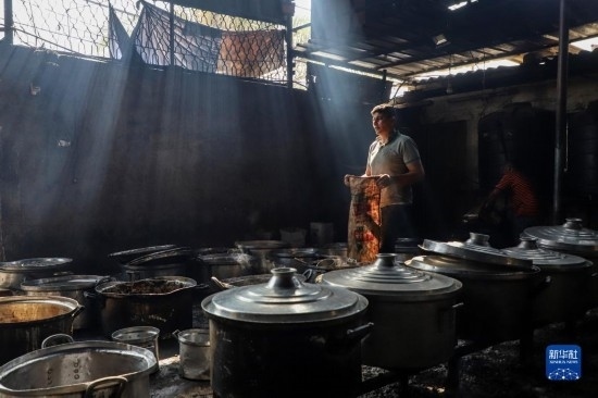 11月3日，在加沙地帶南部城市拉法，人們?cè)诿簹庵袛嗪笥貌窕鹱鲲垺Ｐ氯A社發(fā)（里澤克·阿卜杜勒賈瓦德攝）