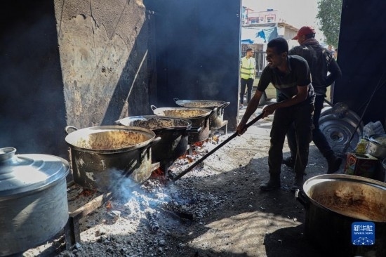 11月3日，在加沙地帶南部城市拉法，人們?cè)诿簹庵袛嗪笥貌窕鹱鲲垺Ｐ氯A社發(fā)（里澤克·阿卜杜勒賈瓦德攝）